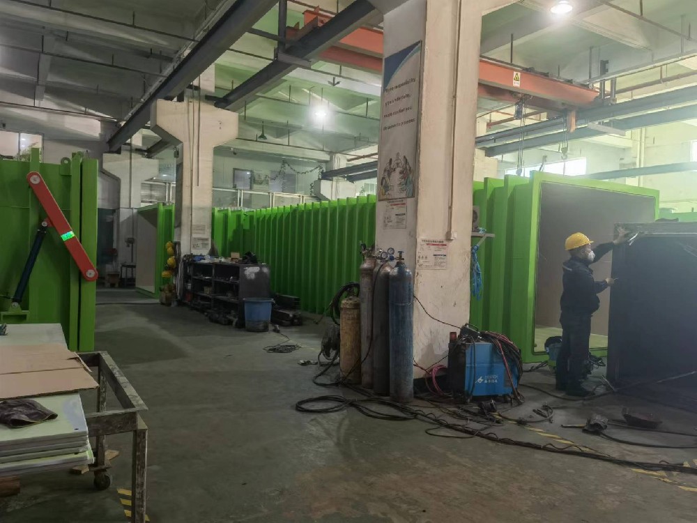 深圳爱斯奥真空预冷机生产车间，大批量果蔬真空预冷机在生产铸造。