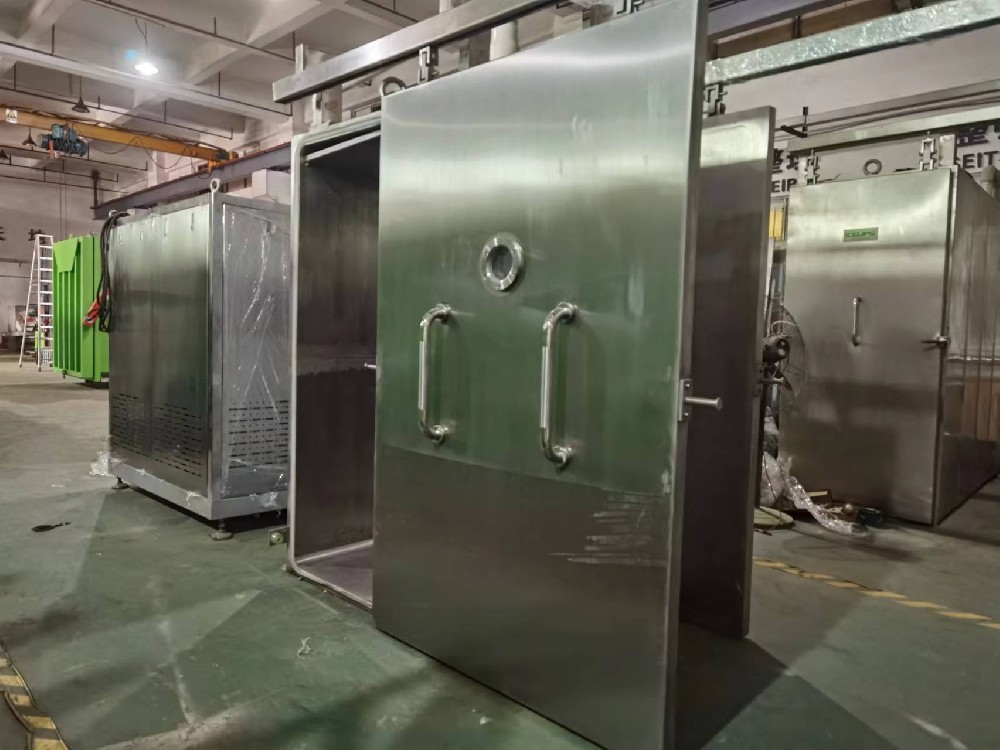 深圳科美斯熟食真空冷却机生产车间，大量熟食快速冷却机在生产铸造，一片繁忙景象。