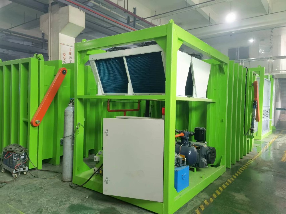 处理量2卡板蒸发冷定制型，处理量2卡板风冷定制型果蔬真空预冷机发往西宁蔬菜基地，两位蔬菜老板在定我们的设备之前，也是把广东这边做真空预冷机的厂家全部考察完了，最后过来我们工厂订设备时只说了一句话：左看右看，还是你们工厂实力强大，配置高端，工艺先进！