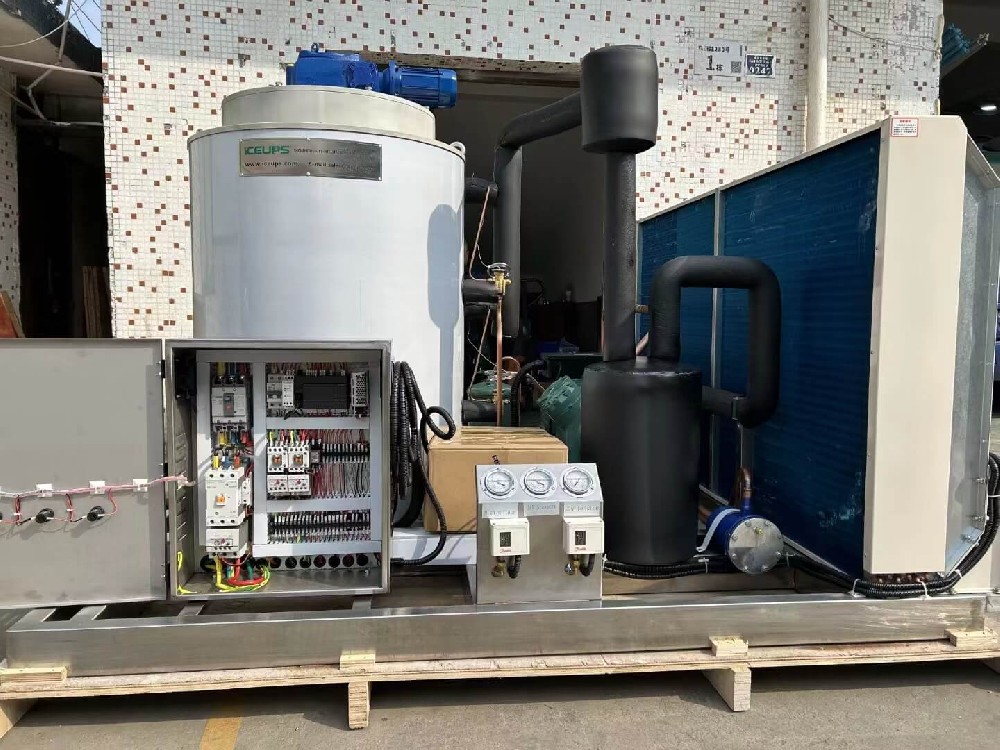 深圳爱斯奥高端制冰机，南美客户量身定制，比泽尔机头风冷系统日产量5吨制冰机调试完成即将交付。