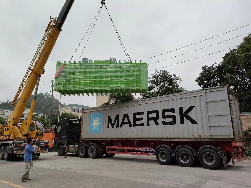 美国客户量身定制处理量六卡板，蒸发冷，两级降温系统，高端真空预冷机今天装柜，美国拜登政府天天在搞跟中国经济脱钩、技术脱钩、金融脱钩，你们现代化农场的老板们却不断的在买我们爱斯奥制造的高端真空预冷机！