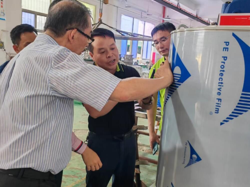 马来西亚黄先生一行数人对我司制冰机生产基地进行参观交流，黄先生在马来西亚制冷行业深耕数十年，拥有众多客户群和市场，现场了解到我司制冰机生产工艺，材质，节能技术十分满意！对未来双方全面合作充满信心。