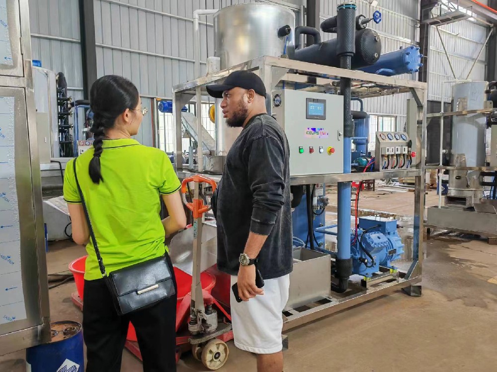 非洲客户现场参观我司管冰机铸造车间，我司国际贸易部同事详细介绍了管冰机的创新技术，先进的工艺，强大服务团队，并展示了该国当地客户使用我们设备的视频，客户十分满意，表示回国后确认一下场地和电源，暂时预认1套日产20吨的设备符合他那边的市场。