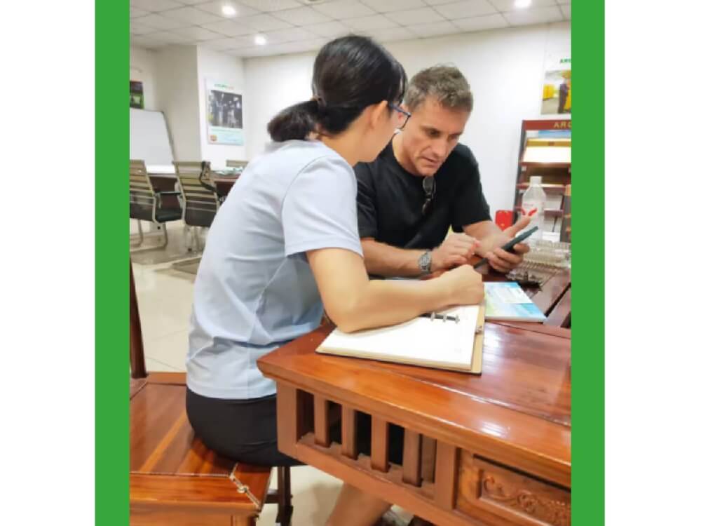 这个英国客户外贸同事跟进了半年多时间，邀请来工厂现场考察，带着英镑来工厂现场订购两套定制型航空卡板高端真空预冷机，辛勤的付出总算开花结果